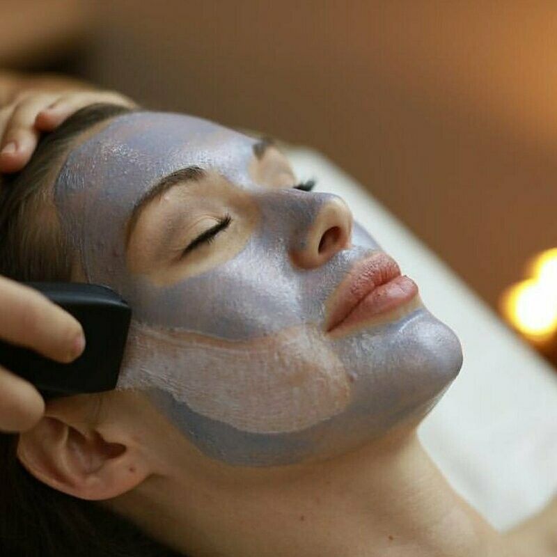 Trattamento viso con maschera argilla applicata in cabina