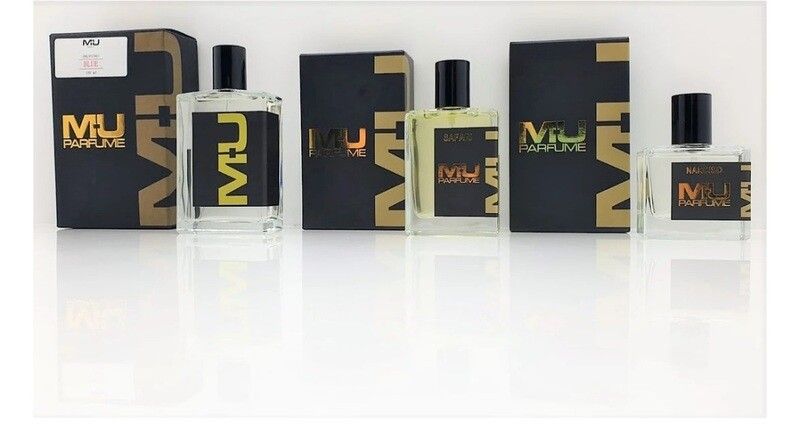 Tre profumi con le loro confezioni nere e oro